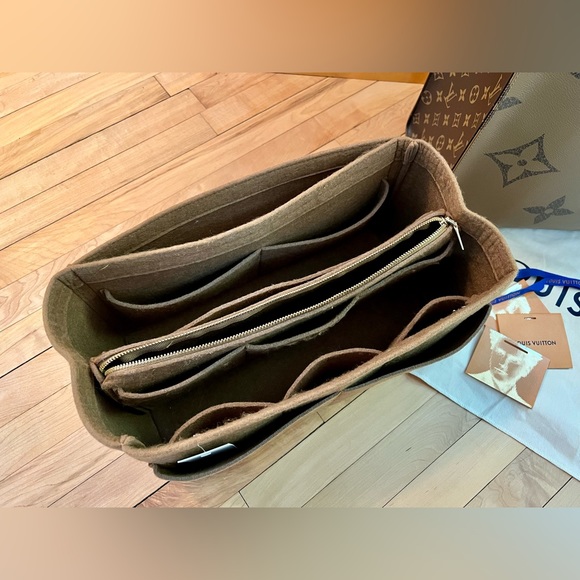 Louis Vuitton OnTheGo GM - Picture 8 of 11